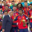 'Trump é muito narcisista': presidente dos EUA entrega taça de campeã da Copa do Mundo para a Espanha, dá um jeito de aparecer na foto oficial e viraliza