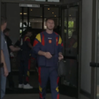 Jogadores da Espanha passam por detector de metais na saída do hotel