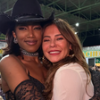 Ao lado de IZA, Paolla Oliveira cai na festa em arraial de escola de samba no Rio