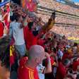 Abraços, emoção: a festa dos torcedores espanhóis no estádio após o título da Copa do Mundo