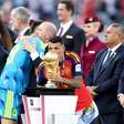Tottenham é o primeiro tricampeão mundial seguido da Premier League