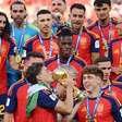 Por que jogadores da Espanha levantaram a taça com bandeiras diferentes? Entenda