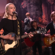 Quem é aquele cara cantando 'Lost Boys' com Phoebe Bridgers?