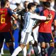 Agressão em campo! Jogador da Argentina pega rival da Espanha pelo pescoço; veja