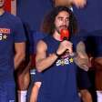 Cucurella canta em festa da Espanha música viral criada por torcedores com provocação a Haaland