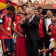 Rei da Espanha ergue a taça e entra na festa dos jogadores após título da Copa do Mundo