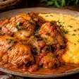Frango caipira com polenta cremosa: receita fácil e irresistível