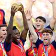 Técnico da Espanha recebe homenagem inusitada em comemoração do título mundial; veja sua reação