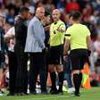 Árbitro da Premier League se aposenta após apitar na Copa do Mundo