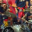 Vídeo: na bateria, Cucurella anima torcedores em festa do título da Espanha