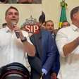 Flávio Bolsonaro recorda trajetória na política ao ser festejado em convenção com Tarcísio e Derrite em SP