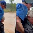 Vídeo mostra resgate de homem após carro ficar submerso em enchente no Rio Grande do Sul