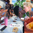 Gente como a gente? Virgínia dá passadinha em São Gonçalo, cidade natal de Vini Jr., para churrasco 'raiz' e dispara: 'Pão com ovo é top 3'