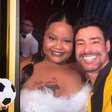 Cauã Reymond dança com MC Carol em festa de lançamento de série