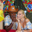 Apaixonadíssimos! Virgínia e Vini Jr. surgem agarradinhos com looks combinando em festa julina na mansão de R$ 20 milhões do jogador
