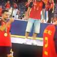 "Celular robô" de Eric García filma sozinho e rouba cena em festa da Espanha; vídeo