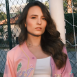Larissa Manoela tira look do básico com camisa da Rapunzel inspirada no uniforme de beisebol
