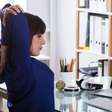 4 movimentos de pilates para aliviar dores nas costas no trabalho