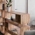 5 ideias de estantes abertas para decorar e organizar espaços pequenos