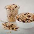 A granola caseira sem açúcar que fica crocante e rende a semana toda