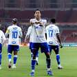 Com um a mais, Cruzeiro supera Internacional no Beira-Rio