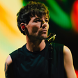 "O que é essa latida?": ex-One Direction Louis Tomlinson questiona fãs em show