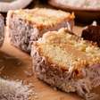 Bolo gelado de coco fit que fica incrivelmente cremoso e leva poucos ingredientes