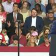Jovem faz caretas e imita gestos de Trump durante discurso em comício nos EUA