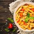 Salada de macarrão com frango: leve, refrescante e perfeita para facilitar a rotina