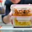 Guardar comida quente no pote faz estragar mais rápido? Desvende o mito