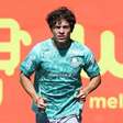 Giay treina com o grupo e fica perto de volta ao Palmeiras