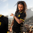 Com astros do funk e rap carioca, Chelsea lança nova camisa em campanha no RJ; veja as fotos