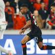 Athletico-PR aproveita as falhas do Internacional e vence mais uma
