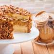 Aprenda a receita de uma torta de biscoito Maria com doce de leite e crocante de castanha
