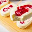 Picolé caseiro sabor cheesecake cremoso, feito com um segredo especial sem formar cristais de gelo