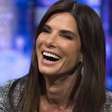 De pesadelo com stalker a medo de avião após acidente aéreo: 5 curiosidades inusitadas de Sandra Bullock, hoje aos 62 anos, que vão muito além da beleza e do talento