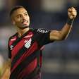 Athletico vence Internacional e cola na vice-liderança do Brasileirão