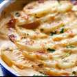 Batata gratinada com queijo derretido e um molho caseiro divino, que será um sucesso em sua mesa
