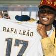 Rafael Leão, do Milan, assiste jogo do Santos na Vila e ganha camisa de Neymar