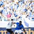 Sinisterra sente a coxa durante arrancada e deixa partida contra o Botafogo