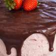 Sobremesa de morango tipo mousse de corte, que fica com uma textura incrível e deliciosa