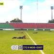 Motivo inusitado faz jogadores e arbitragem deitarem em campo durante jogo na Bahia; saiba