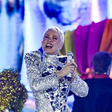 Xuxa estreia turnê de despedida com nave voando em estádio e encanta o público; veja