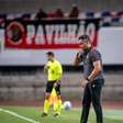 Jair Ventura lamenta falta de eficiência do Vitória e sai em defesa de Lucas Arcanjo após derrota para o Remo