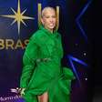 Adriane Galisteu mistura plissado verde e brinco de borboleta. Veja marcas dos looks das famosas no Miss Universe Brasil 2026