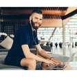 O Japão desafia décadas de normas de etiqueta de dresscode no trabalho com uma decisão histórica: permitir que os homens mostrem as pernas