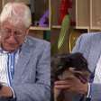'Me perdoe': Idoso doente emociona ao doar cão e ganha surpresa de nova família