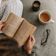 Cantinho de leitura: 7 dicas para criar um refúgio de bem-estar em casa