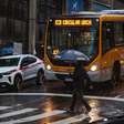 Rajadas de vento de até 100 km/h e granizo mobilizam serviços de emergência em Porto Alegre