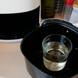 O truque do copo de água na air fryer que mudou a forma como muita gente usa o aparelho